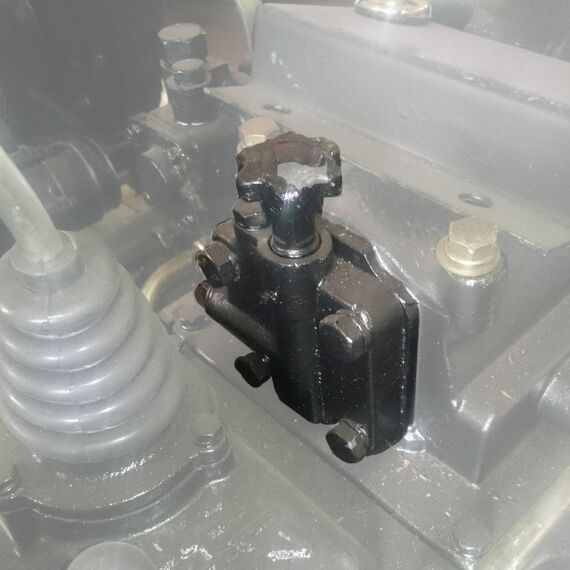 Крышка гидробака передняя с клапаном (гидробак с гильзой вместо блока масляного цилиндра) Уралец